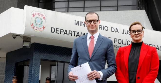Los abogados del expresidente brasileño, Cristiano Zanin y Valeska T. Martins, en la sede de la Policía Federal. / EFE