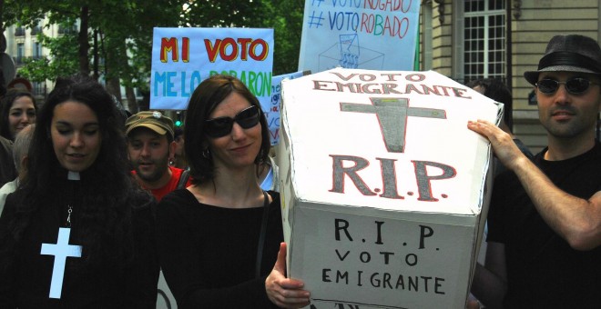Imagen de archivo de una movilización de Marea Granate para denunciar las dificultades del voto rogado. MAREA GRANATE