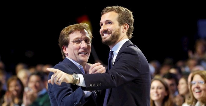 08/11/2019.- El líder del PP, Pablo Casado (d), y el alcalde de Madrid, José Luis Martínez Almeida (i), durante el mitin de cierre de la campaña electoral en Madrid. / EFE