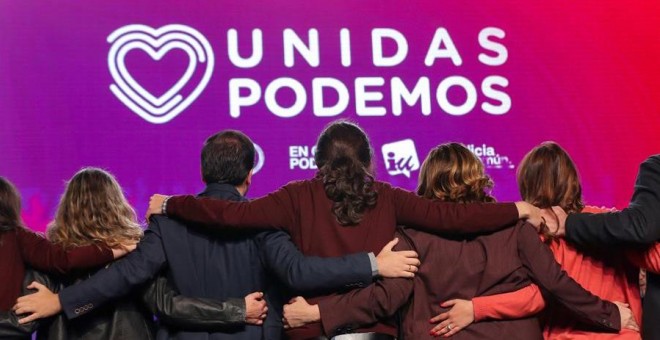 El líder de Unidas Podemos, Pablo Iglesias (c); el coordinador general de Izquierda Unida y cabeza de lista de Unidas Podemos al Congreso por Málaga, Alberto Garzón (2i); y la alcaldesa de Barcelona, Ada Colau (2d), intervienen en el acto de cierre de cam