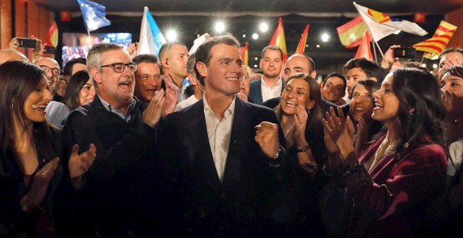 08/11/2019.- El presidente de Ciudadanos y candidato a la Moncloa, Albert Rivera, junto a la cabeza de lista del partido al Congreso por Barcelona, Inés Arrimadas y la líder de la formación naranja en Catalunya, Lorena Roldán, durante el mitin final de c