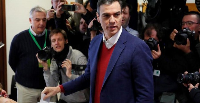 El presidente del Goibierno en funciones y candidato del PSOE a la presidencia del Gobierno, Pedro Sánchez, ejerce su derecho al voto en el colegio electoral instalado en el centro cultural Volturno. 37 millones de españoles con derecho a voto están llam