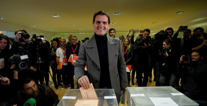 El candidato de Ciudadanos a la Presidencia del Gobierno, Albert Rivera, vota en el Colegio Volturno de Pozuelo de Alarcón (Madrid) para las elecciones generales. EFE/J.J. Guillén