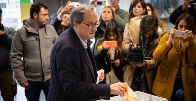 El presidente de la Generalitat, Quim Torrá, ejerce su derecho al voto duranta la jornada electoral de las elecciones generales en Barcelona. - David Zorrakino / Europa Press