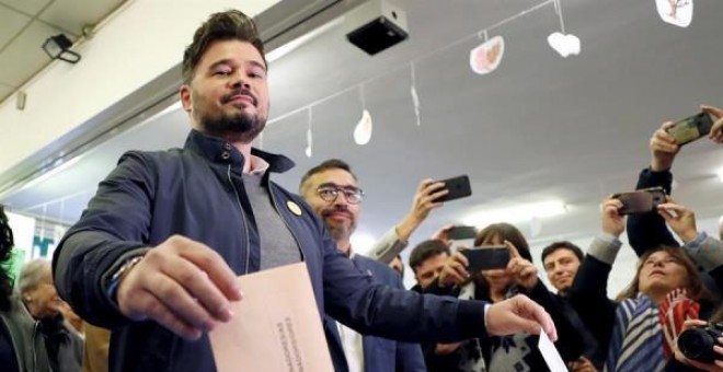El candidato de ERC a la Presidencia del Gobierno, Gabriel Rufián, vota en un colegio de Sabadell (Barcelona). EFE/Alberto Estévez