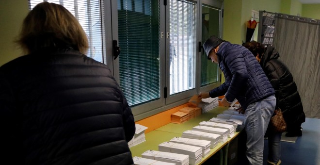 Ciudadanos eligiendo su voto en el CEIP Ortega y Gasset de Madrid. / EFE