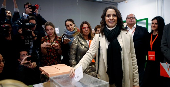 -La cabeza de lista de Ciudadanos al Congreso por Barcelona, Inés Arrimadas, ejerce su derecho a voto en la Escuela Ausiàs March del barrio de Les Corts de Barcelona.EFE/ Quique García