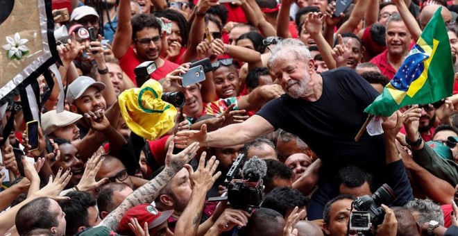09/11/2019.- Simpatizantes del expresidente de Brasil Luiz Inácio Lula da Silva (c) lo llevan en hombros este sábado en Sao Bernardo do Campo (Brasil), su cuna política, en su primer día en libertad después de 1 año y 7 meses entre rejas. Lula afirmó que,
