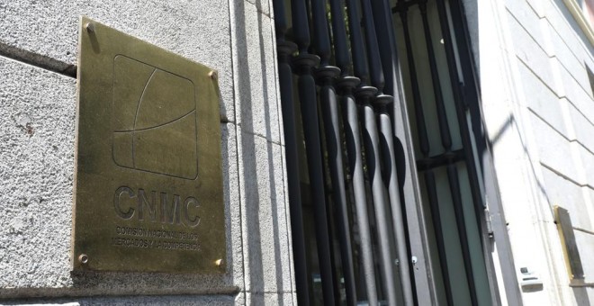 Puerta principal de la sede de la Comisión Nacional de los Mercados y la Competencia (CNMC) en Madrid. E.P./ Marta Fernández