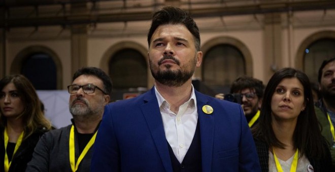 Gabriel Rufián sigue la noche electoral del 10N en el Pabellón de la Estació del Nord de Barcelona./ David Zorrakino (Europa Press)