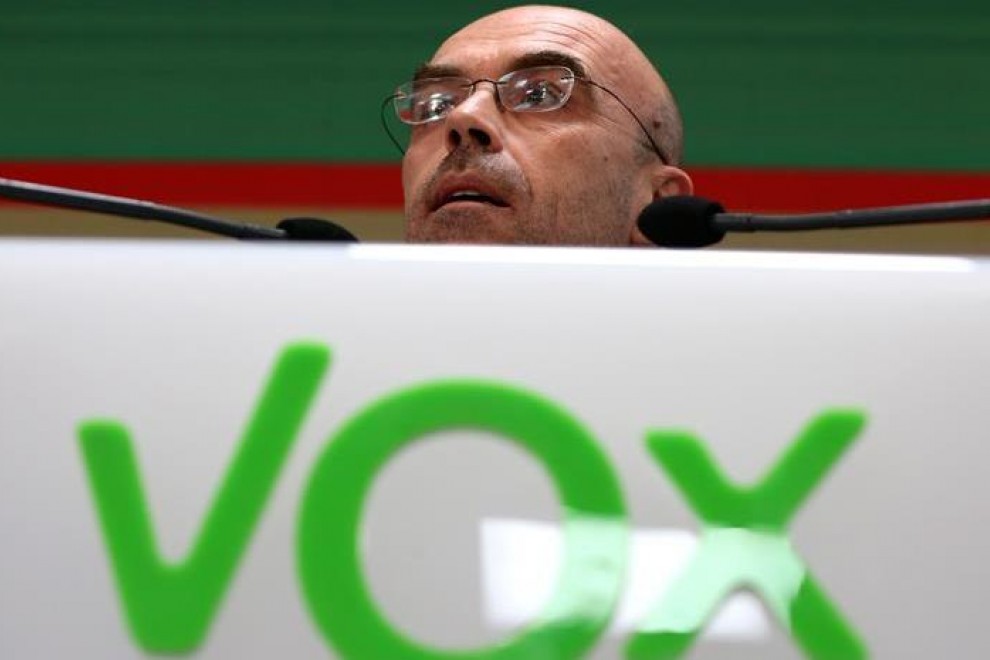 El eurodiputado de Vox Jorge Buxade valora los primeros datos de participación y de las encuestas a pie de urna. EFE/ Javier Lizón