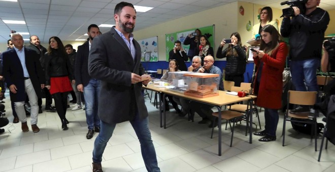 El líder de Vox, Santiago Abascal, en el colegio electoral de Madrid donde depositó su voto. EFE/Kiko Huesca