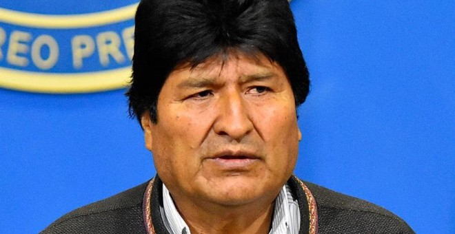10/11/2019.- El presidente de Bolivia, Evo Morales, habla durante una breve comparecencia en la mañana de este domingo, en el hangar presidencial de El Alto (Bolivia). Morales confirmó en la tarde del mismo día que renuncia a la Presidencia después de cas