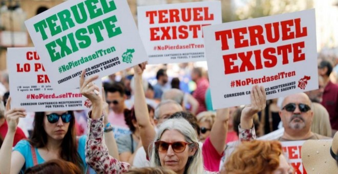 Manifestantes lucen carteles a favor del tren a Teruel en una manifestación celebrada en 2018 en Valencia. / Kai Försterling EFE