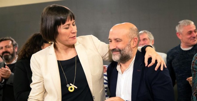 La portavoz nacional del BNG, Ana Pontón, junto al cabeza de lista al congreso por A Coruña, Nestor Rego, celebran los resultados electorales del 10N, en el que han conseguido un escaño. EFE/Óscar Corral