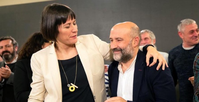 La portavoz nacional del BNG, Ana Pontón, junto al cabeza de lista al congreso por A Coruña, Nestor Rego, celebran los resultados electorales del 10N, en el que han conseguido un escaño. EFE/Óscar Corral