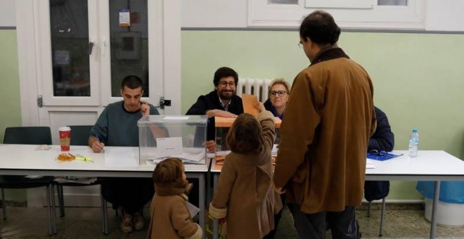 Un ciudadano vota en un colegio electoral de Madrid. (REUTERS)