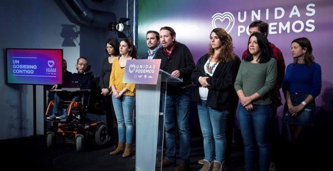 El secretario general de Unidas Podemos, Pablo Iglesias, acompañado por los demás miembros de la formación morada, comparece ante los medios en la noche del 10-N. /EFE