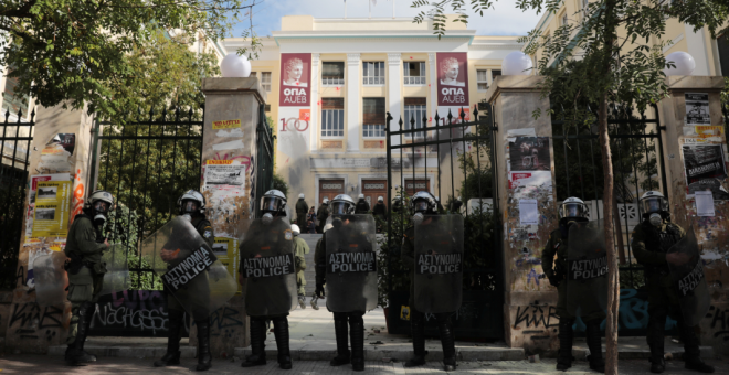 Un cordón policial impide la entrada de estudiantes en la facultad de la Universidad de Economía de Atenas tras la intervención de las fuerzas de seguridad contra los estudiantes que se manifestaban en el interior./ Costas Baltas (REUTERS)