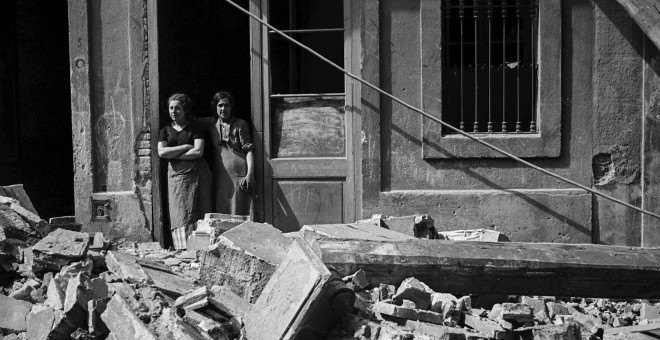 09/11/2019.- Fotografía de dos mujeres que observan los efectos de un bombardeo en el barrio de la Barceloneta de Barcelona, en 1937. EFE/Antoni Campañá