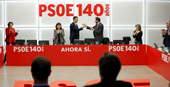 El secretario general del PSOE, Pedro Sánchez, recibe la felicitación del portavoz de la Ejecutiva y alcalde de Valladolid, Óscar Puente (d), al inicio de la reunión de la Comisión Ejecutiva Federal en la sede de Ferraz, tras las elecciones del 10-N. EFE/