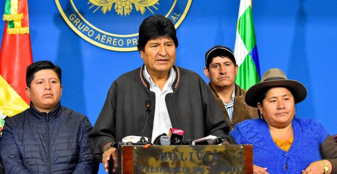 10/11/2019.- El presidente de Bolivia, Evo Morales (2-i), habla durante una breve comparecencia este domingo en el hangar presidencial de El Alto (Bolivia). Morales anunció la convocatoria de nuevas elecciones generales, tras el informe de la Organización