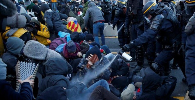 La Gendarmeria llança gas lacrimogen directament a la cara dels asseguts del Tsunami Democràtic. Reuters / Rafael Marchante