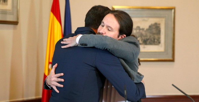 El presidente del Gobierno español en funciones, el socialista Pedro Sánchez, iz., y el líder de Unidas Podemos, Pablo Iglesias,d., se abrazan en el Congreso de los Diputados. /EFE