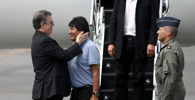 El canciller mexicano, Marcelo Ebrard, ha sido el encargado de recibir al expresidente boliviano. / Reuters