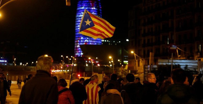 12/11/2019- Manifestantes independentistas bloquean los accesos a Barcelona tras ser convocados por los CDR. / REUTERS - ENRIQUE CALVO