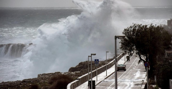 Una ola rompe este lunes en el municipio menorqués de S'Algar. El temporal ha activado diversas alertas de la Aemet por fenómenos meteorológicos adversos. La alerta naranja por fenómenos costeros se extenderá hasta mañana, con olas de 7 metros de altura.