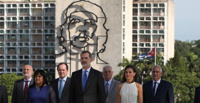Los monarcas españoles con la mítica silueta del rostro del Che Guevara de fondo en la Plaza de la Revolución. / Reuters