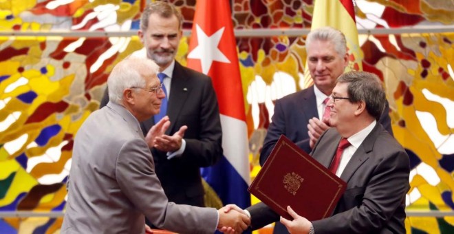 Felipe VI y Josep Borrell durante la firma de acuerdos entre España y Cuba. / Europa Press