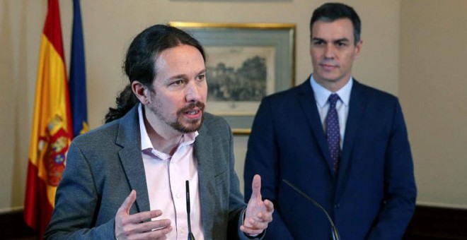 El líder de Unidas Podemos, Pablo Iglesias,en presencia del presidente del Gobierno en funciones, Pedro Sánchez,d., durante su intervención ante los medios en el Congreso de los Diputados. (PACO CAMPOS | EFE)