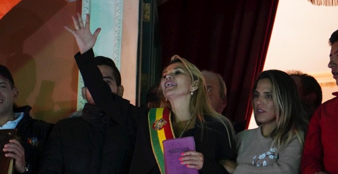 La senadora opositora Jeanine Áñez asume este martes la Presidencia interina de Bolivia tras la renuncia de Evo Morales. EFE