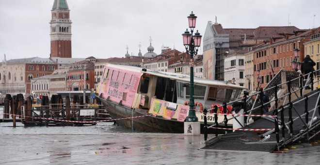 Destrozos causados por el fenómeno del 'agua alta' en Venecia. EFE