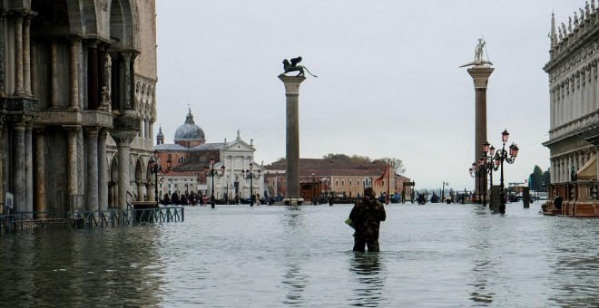 Un hombre permanece en la Plaza de San Marcos tras la subida de las mareas que alcanzó durante la noche de este martes los 187 centímetros. REUTERS/Manuel Silvestri