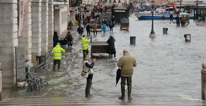 13/11/ 2019.- Una vista de las inundaciones causadas por el mal tiempo en Venecia, norte de Italia, el 13 de noviembre de 2019. EFE / ANDREA MEROLA