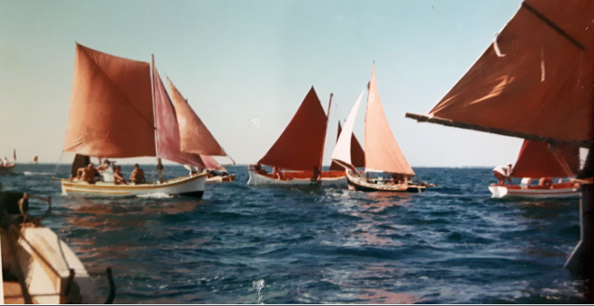 Imagen de varios botes con tripulantes de la Flota Amarilla en el Gran Lago Amargo.