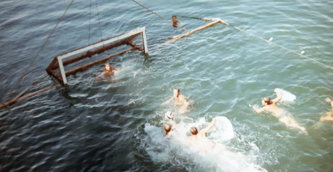 Un partido de waterpolo entre tripulaciones en el Gran Lago Amargo.