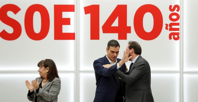 El secretario general del PSOE, Pedro Sánchez, conversa con el portavoz de la Comisión, Óscar Puente (d), al inicio de la reunión de la Comisión Ejecutiva Federal celebrada este lunes en la sede de Ferraz. EFE/Emilio Naranjo