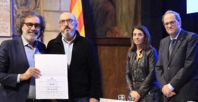 Los responsables de Mediapro, Jaume Roures y Taxto Benet, recibiendo el galardón. / Twitter-Juan Arza
