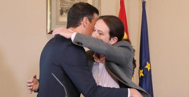 Abrazo entre Pablo Iglesias y Pedro Sánchez, después de anunciar el preacuerdo para un Gobierno de coalición. FOTO: PSOE