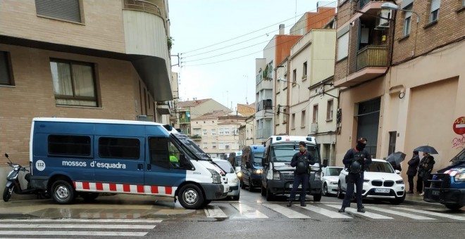 Los Mossos desalojan a 13 familias vulnerables de un edificio ocupado por la PAH en Lleida. TWITTER/@PAHLleida