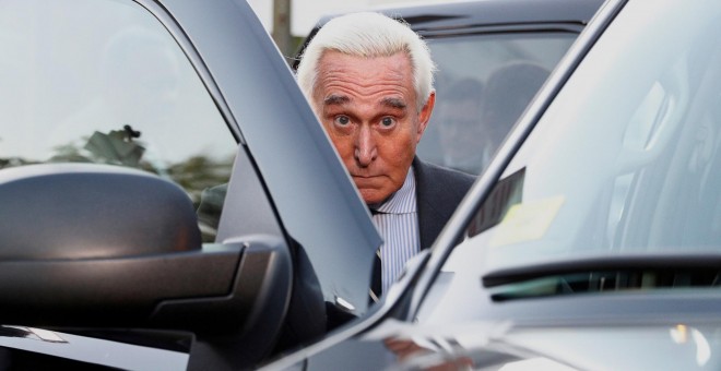 06/11/2019 - Roger Stone, ex asesor de campaña del presidente de los Estados Unidos, Donald Trump, sale del Tribunal de Distrito de los Estados Unidos después del segundo día de su juicio penal en Washington, Estados Unidos, el 6 de noviembre de 2019. REU