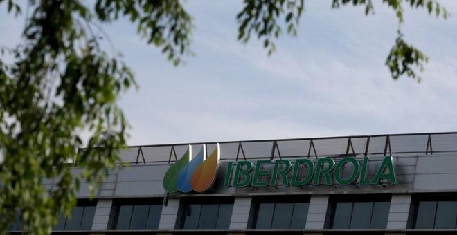 El logo de Iberdrola en su sede en Madrid. REUTERS/Sergio Pérez