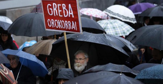 16/11/2019.- Varios cientos de personas se manifiestan ese sábado por las calles de Pamplona para reivindicar el cumplimiento de sus promesas electorales y que 'de inmediato' el Gobierno haga lo necesario para 'garantizar la financiación del sistema públi