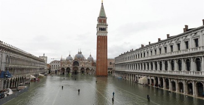 La Plaza de San Marcos, inundada este domingo. / EFE/Andrea Merola