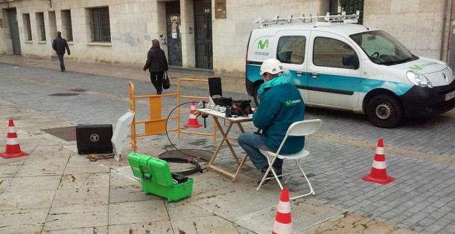 Imagen de la instalación de fibra en una calle de Palencia. E.P.