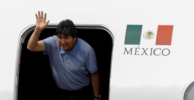 El expresidente de Bolivia, Evo Morales, a su llegada a México como asilado político tras el golpe de Estado que forzó su renuncia.- REUTERS